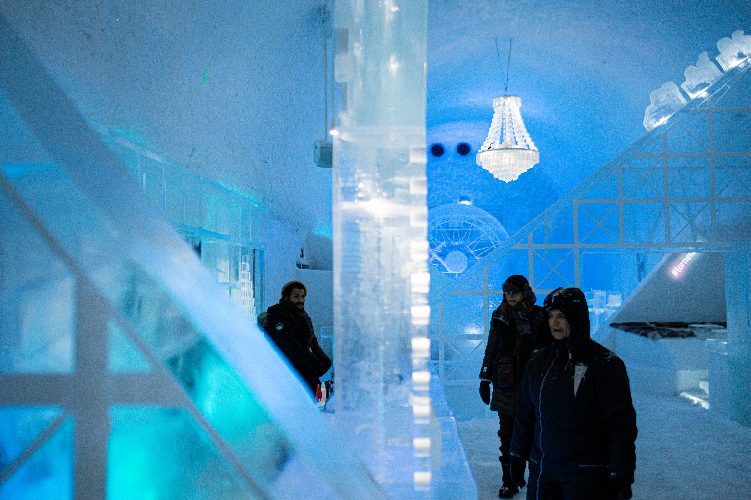 Innenraum eines Eis Hotels mit Gästen und Eisdekorationen