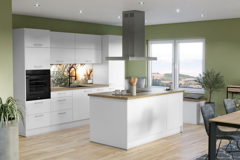 Helle Küche mit Kochinsel, Spüle und Einbaubackofen