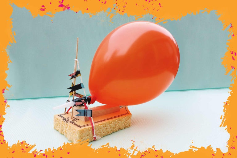 Gros plan d'un bateau à propulsion à ballon fait maison