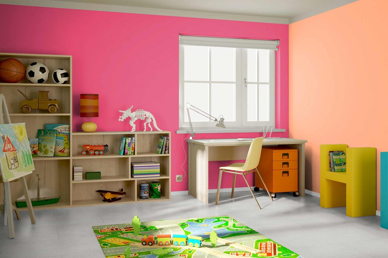 Chambre d'enfant lumineuse avec bureau, étagère et jouets
