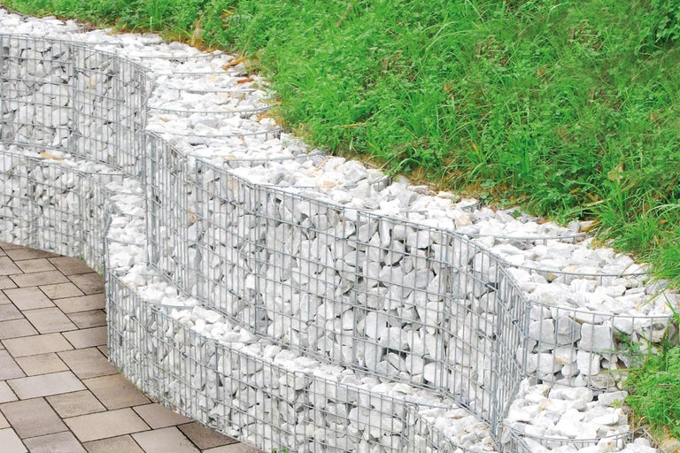 Mur de gabions avec pierres pour aménagement de jardin