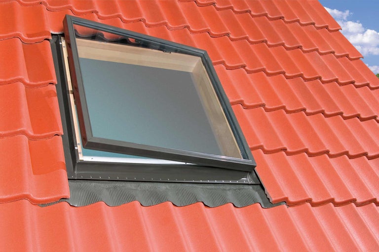 Geöffnetes Dachfenster in einem Ziegeldach