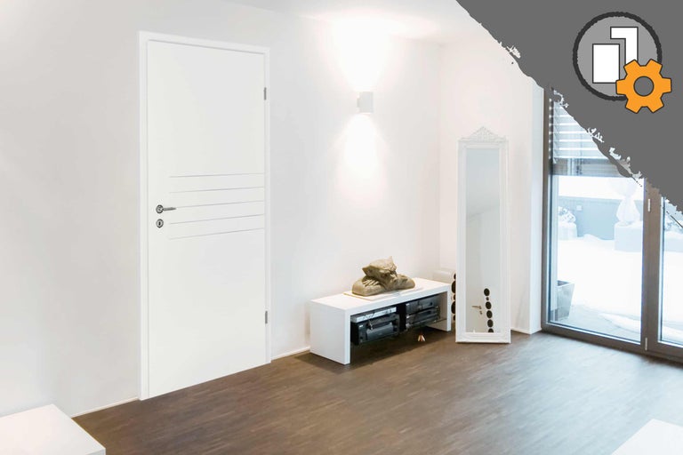 Pièce lumineuse avec porte intérieure, miroir et banc