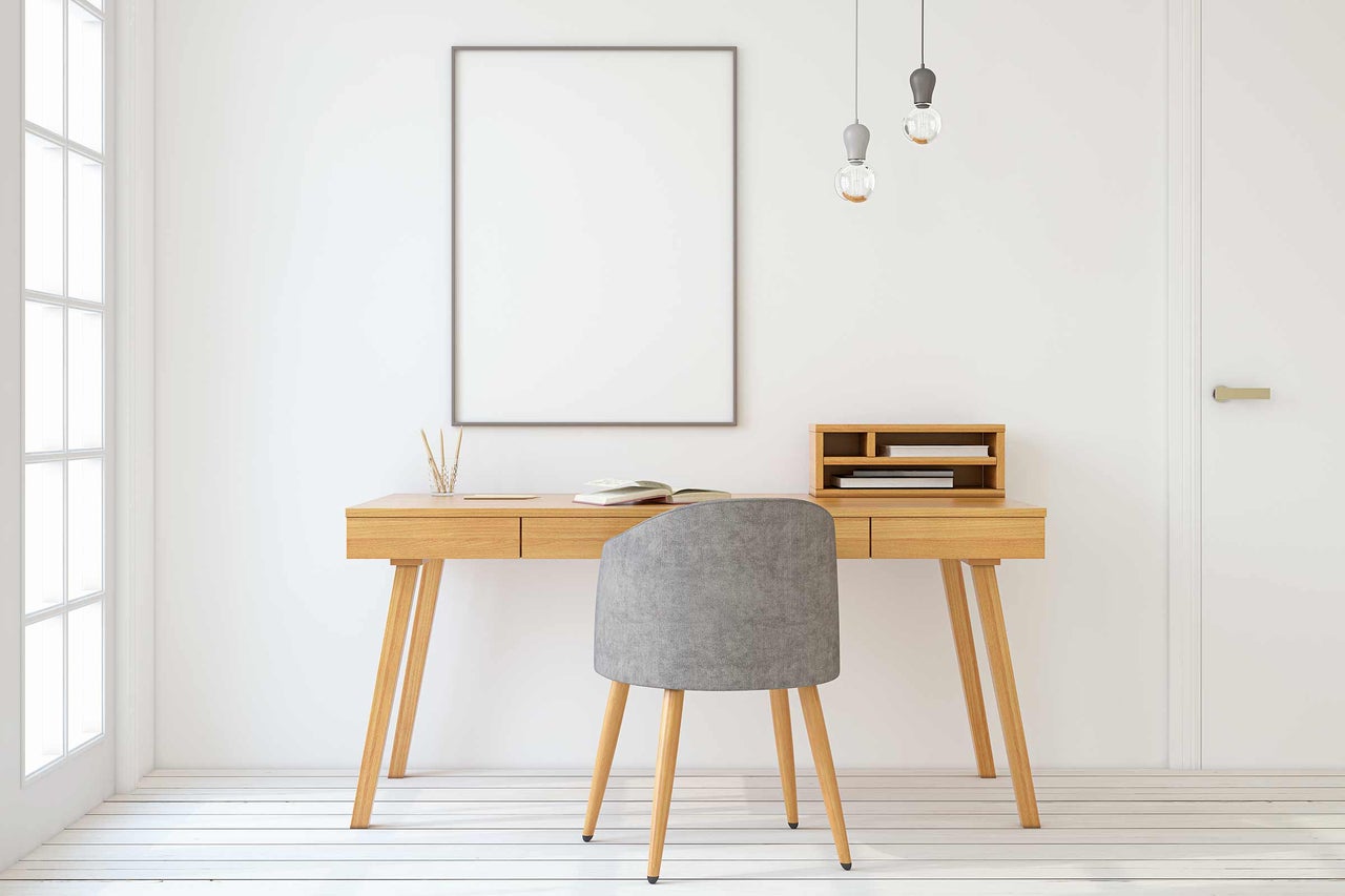 Bureau lumineux avec bureau, chaise et décoration