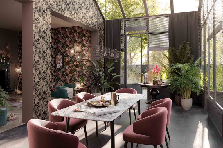 Idée d'aménagement pour une salle à manger avec une table à plateau en marbre, des chaises rembourrées et du papier peint floral.