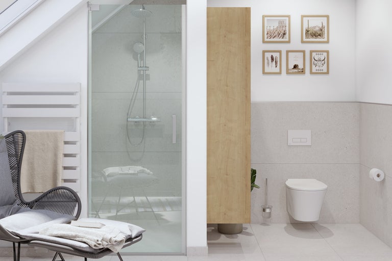 Modernes Badezimmer mit Dusche, Toilette, Waschtisch und Dekoration