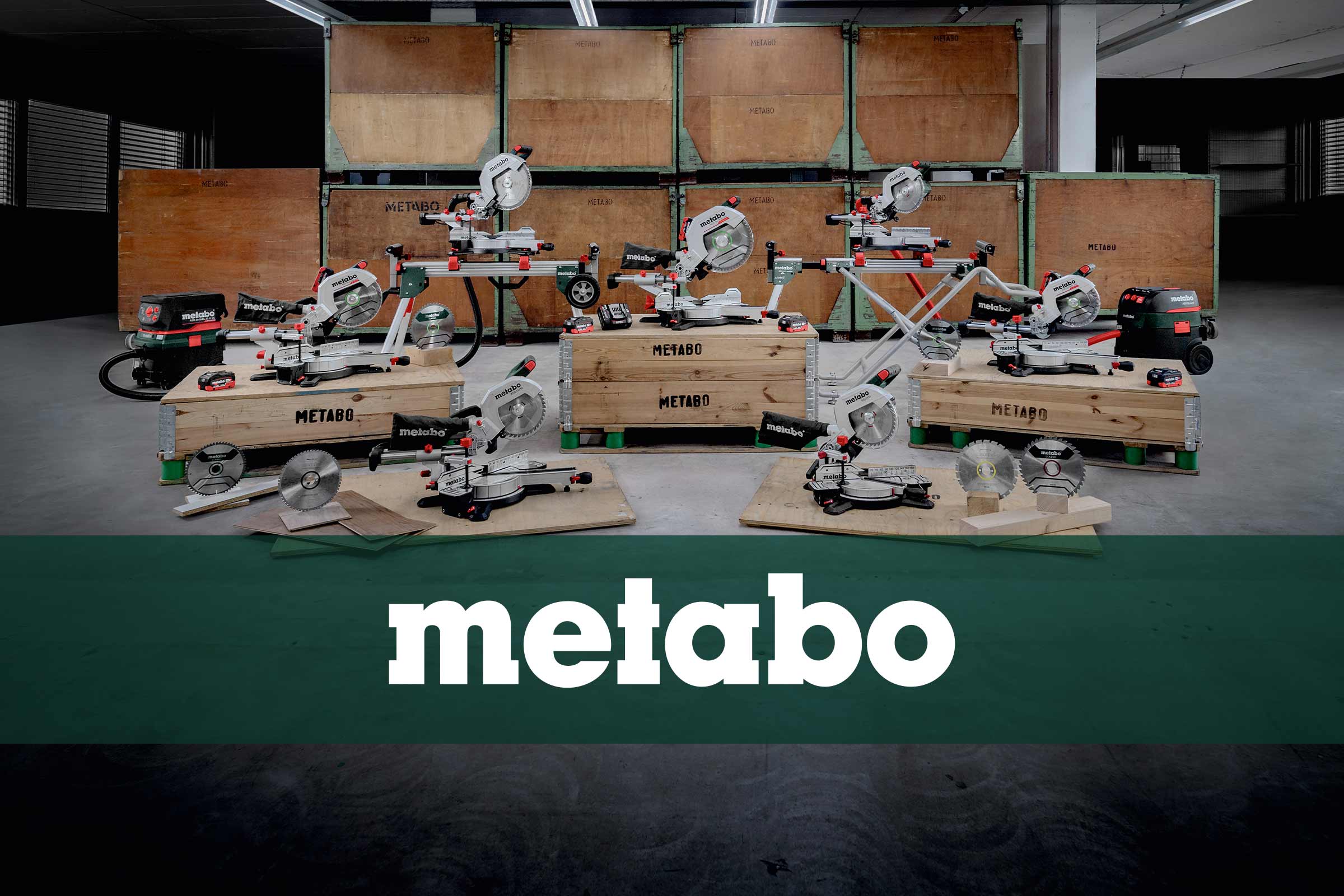 Diverses scies et accessoires Metabo sur des caisses en bois avec le logo Metabo