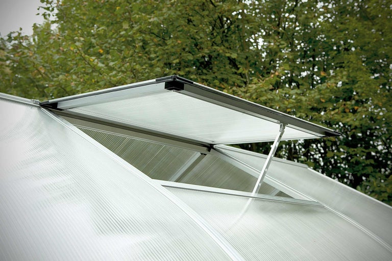 Gros plan d'une fenêtre de serre ouverte pour la ventilation