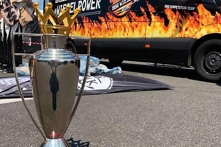 Trophée avec couronne et véhicule avec imprimé barbecue