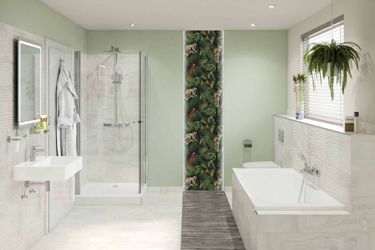 Salle de bains lumineuse avec douche, lavabo, baignoire et papier peint jungle