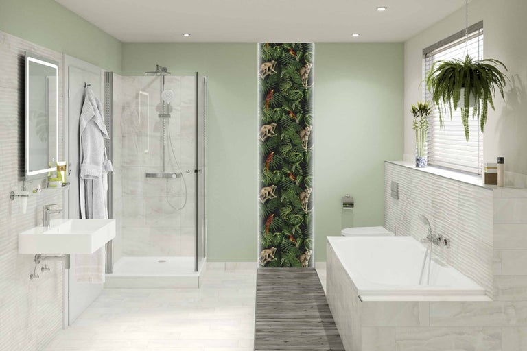 Helles Badezimmer mit Dusche, Waschbecken, Badewanne und Dschungeltapete