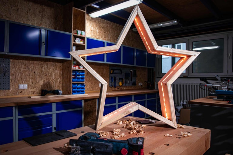 Étoile décorative en bois avec éclairage dans un atelier