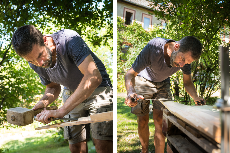 Mann bearbeitet Holz mit Stecheisen und Hammer