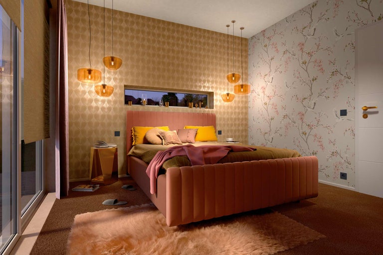 Ein Schlafzimmer mit einem Bett, Nachttisch, Lampen und Tapeten.