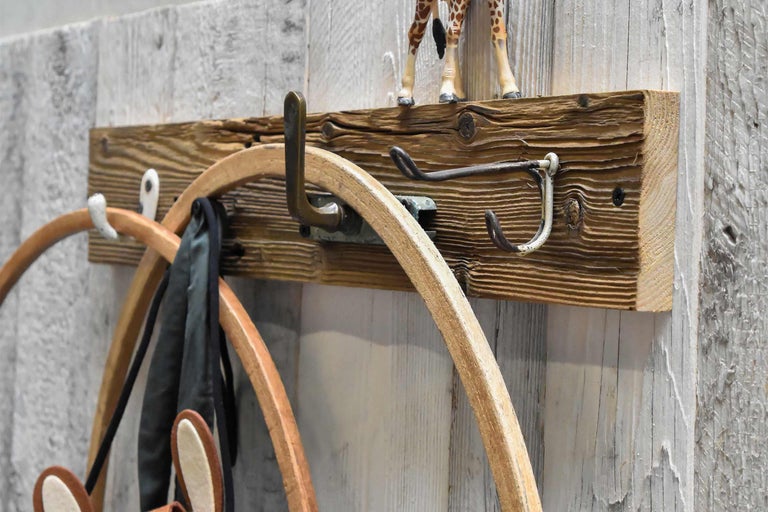 Garderobe aus Holz mit Kleiderbügeln und Haken zur Wandmontage