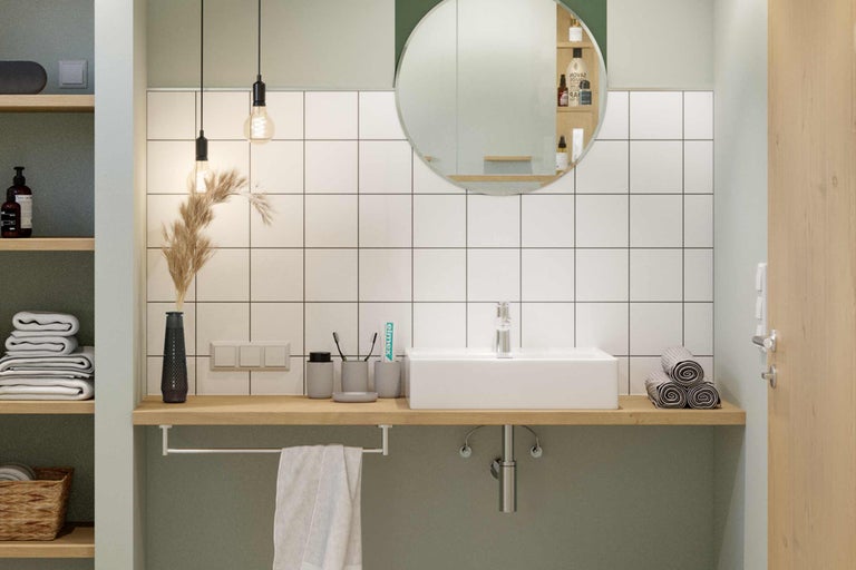 Salle de bain avec lavabo, miroir et serviettes.