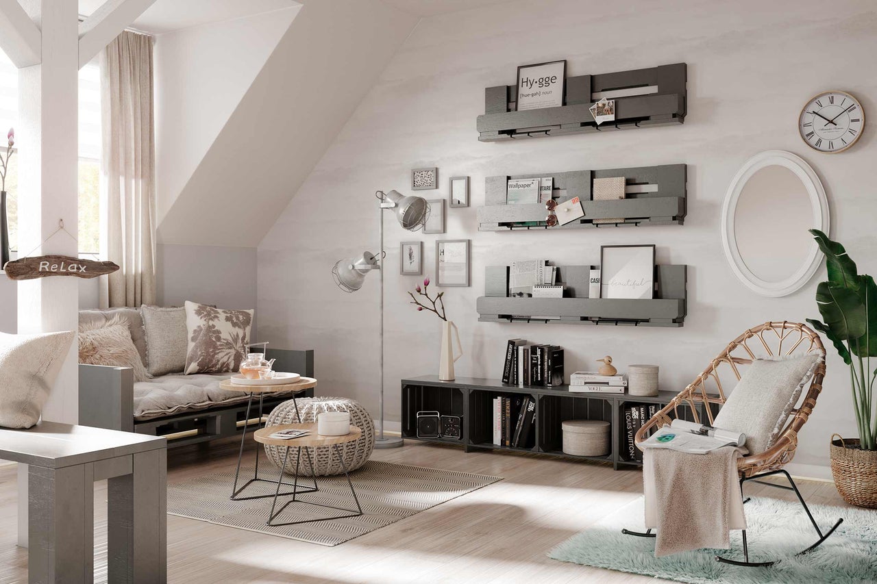 Salon lumineux avec des sièges, des étagères et des éléments décoratifs pour une atmosphère chaleureuse