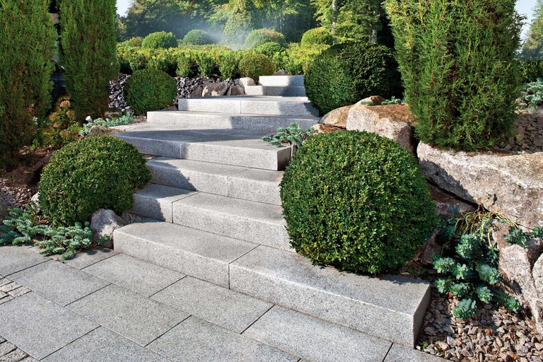 Escalier extérieur en granit avec plantations