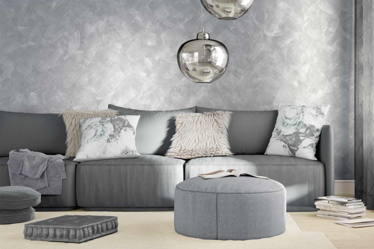 Salon gris avec canapé, coussins et lampes