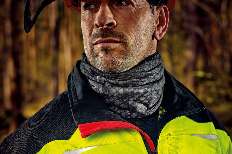 Homme avec un foulard multifonctionnel et une veste de travail