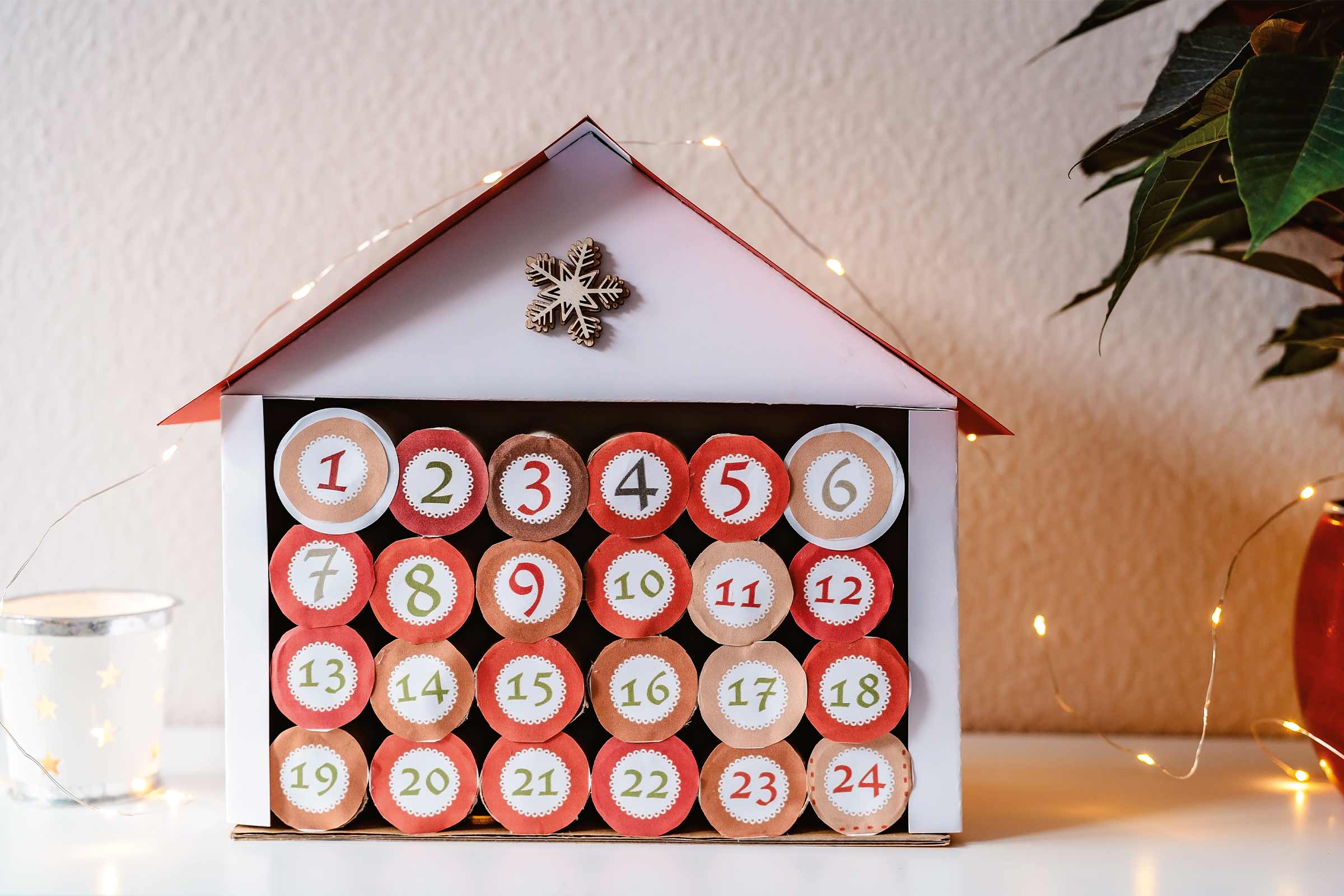 Calendrier de l'Avent en forme de maison avec les numéros de 1 à 24