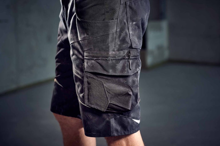 Gros plan sur un short de travail avec plusieurs poches