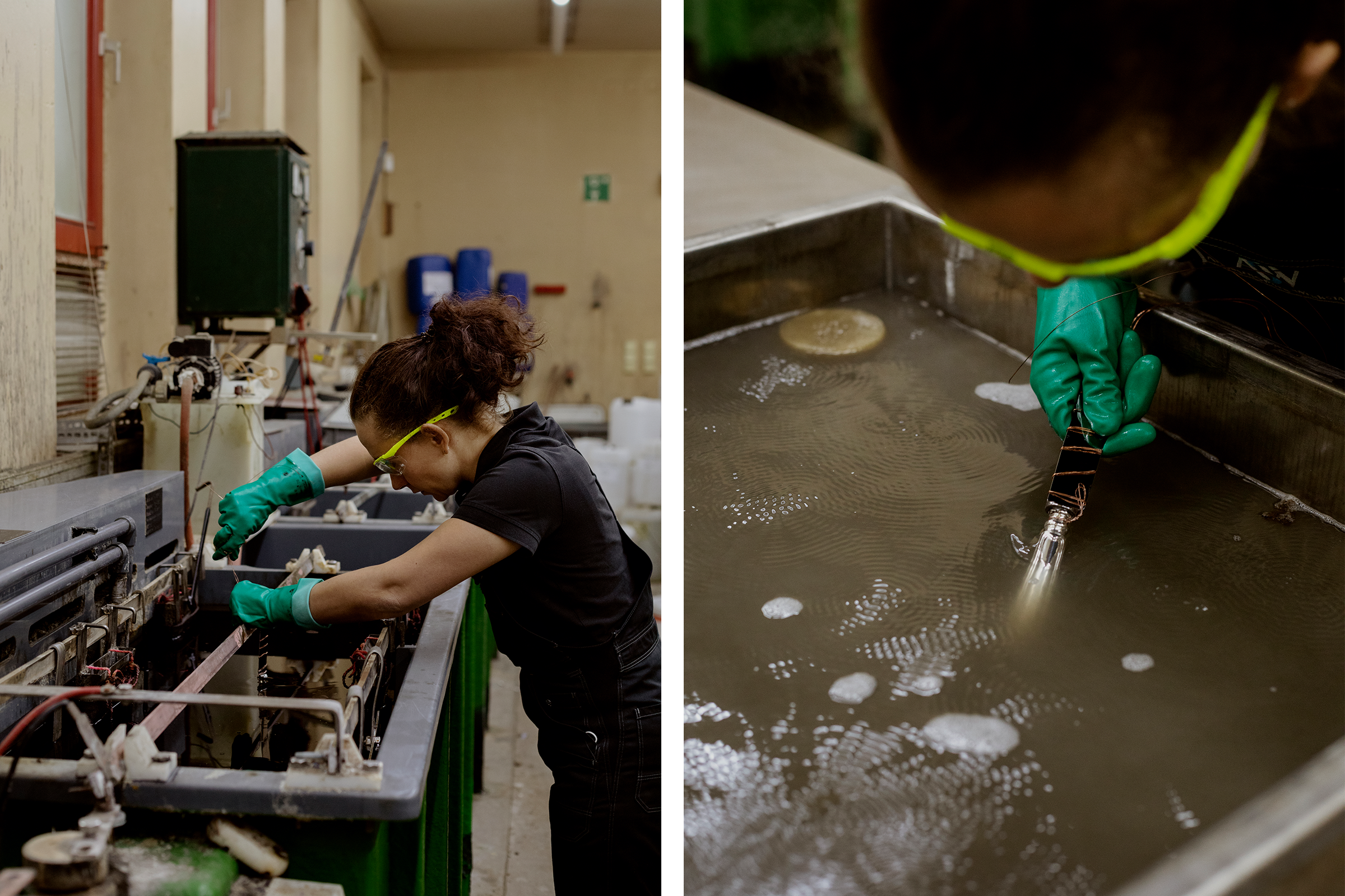 Eine Frau taucht ein Metallobjekt in ein Wasserbad ein.