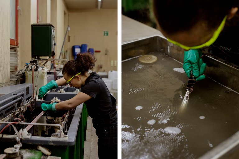 Une femme plonge un objet métallique dans un bain d'eau.