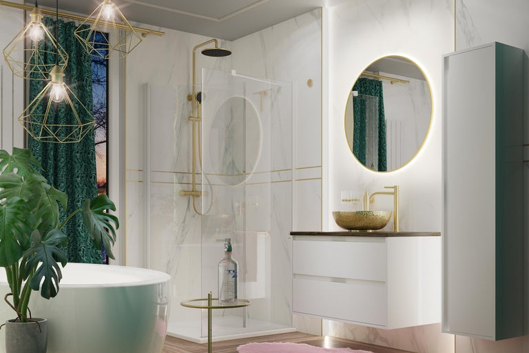 Salle de bains moderne avec murs aspect marbre, robinetterie dorée, douche à l'italienne, meuble blanc avec vasque dorée et miroir rond éclairé.