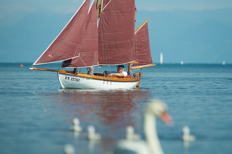Segelboot mit Segeln auf dem Wasser