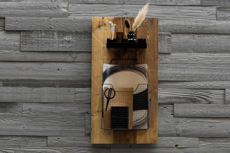 Décoration murale avec bois, étagère, panier en fil métallique, articles de bureau et décoration