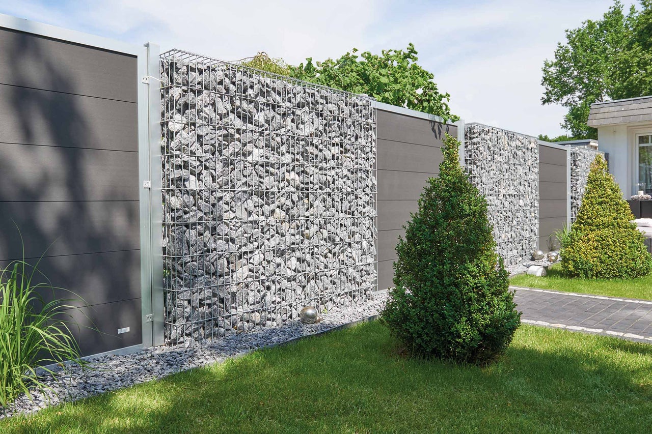 Clôture de jardin avec gabions et éléments en bois à l'extérieur