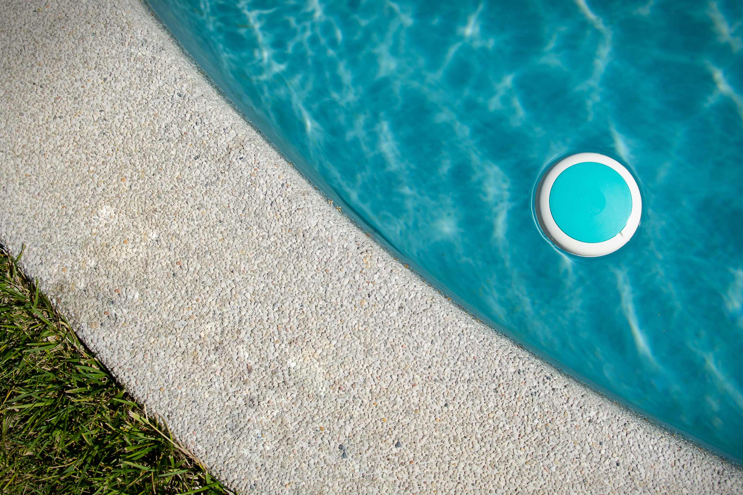 Detailaufnahme eines Pools mit Poolwasser und einem Dosierschwimmer