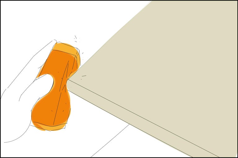 Rabot à main travaillant le bord d'un bois