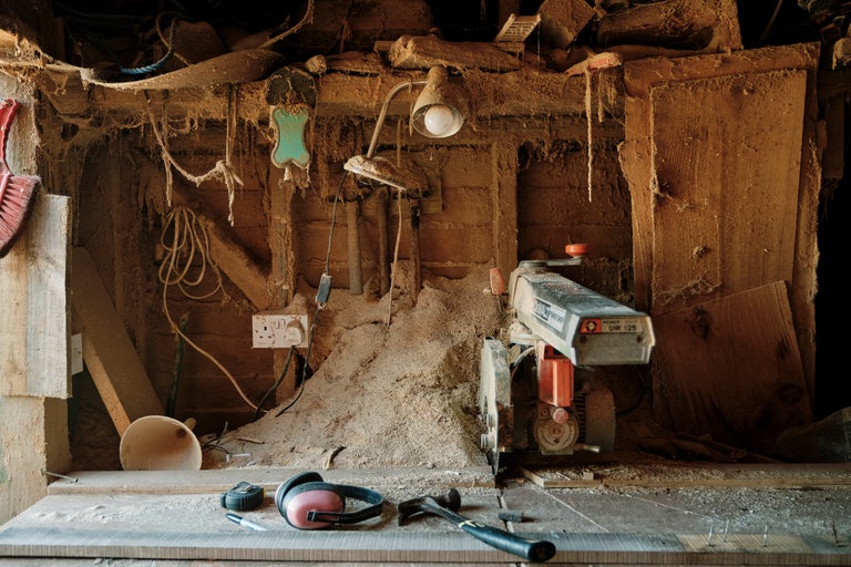 Werkstatt Szene mit Säge, Werkzeugen und Arbeitsmaterialien