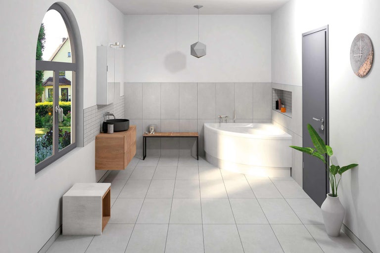 Salle de bain lumineuse avec baignoire, lavabo et fenêtre