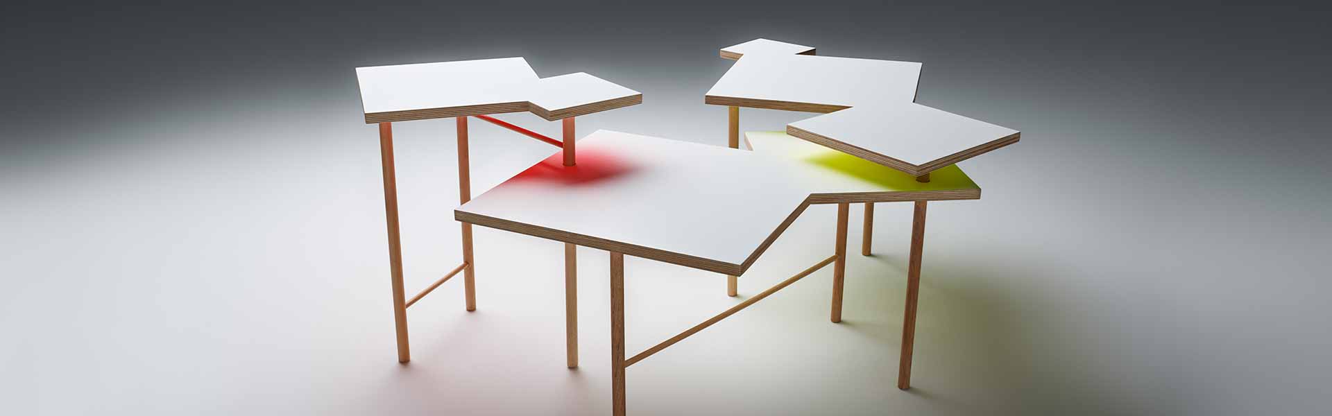 Plusieurs tables d'appoint avec pieds en bois et différentes formes de plateaux.