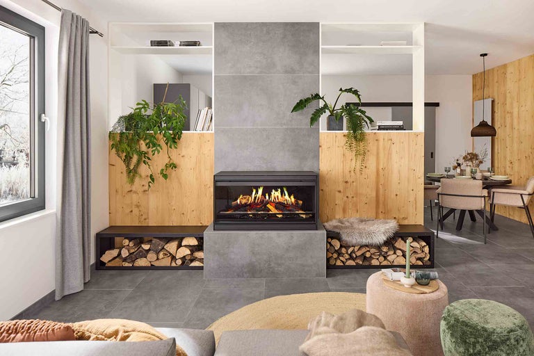 Salon avec cheminée, bûcher, plantes et sièges pour une ambiance chaleureuse.