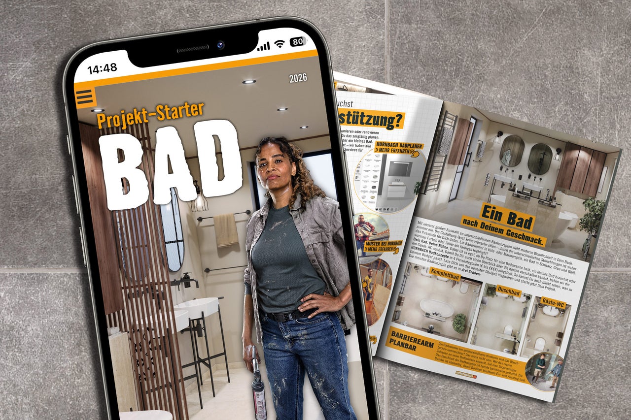Smartphone et magazine ouvert présentant des idées d'aménagement de salle de bains de Hornbach