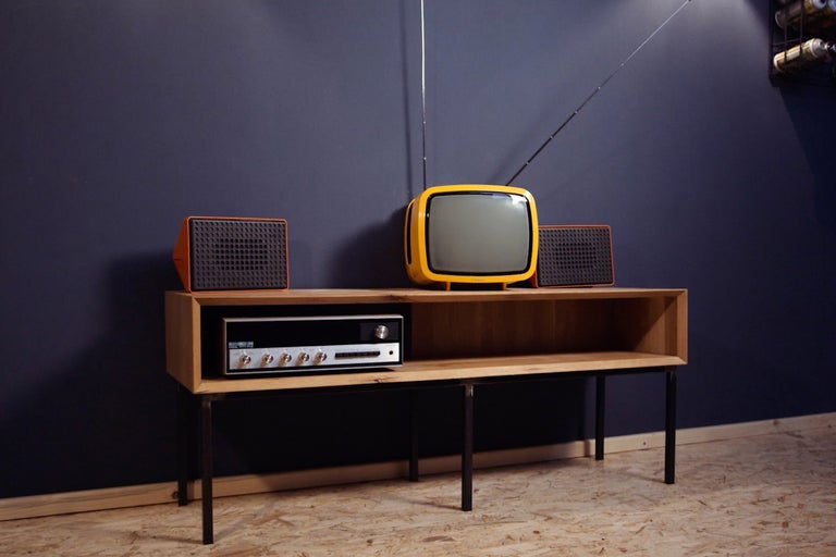 Retro-Einrichtung mit Fernseher, Lautsprechern und Receiver auf einem Lowboard