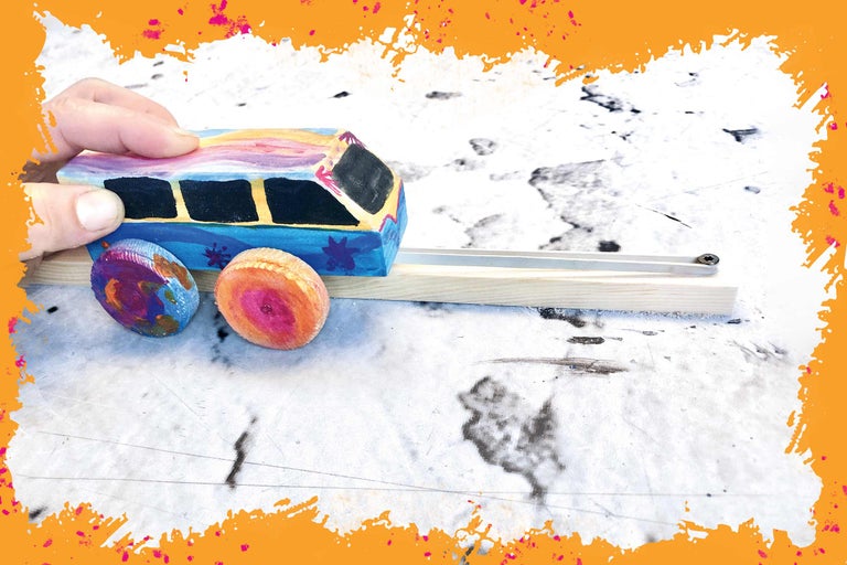 Voiture jouet en bois peinte avec roues et essieu