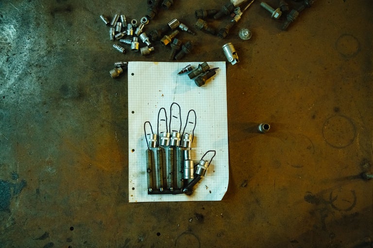 Handskizze auf kariertem Papier, geformt aus Bolzen und Muttern