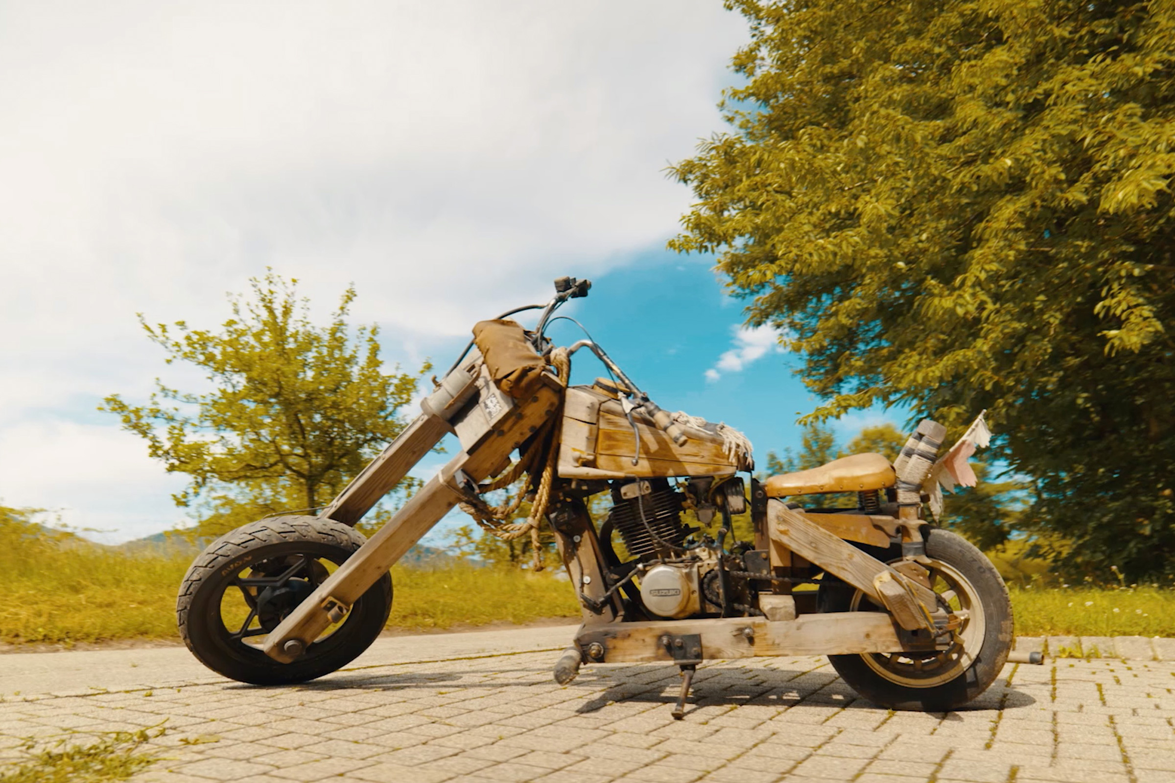 Motorrad aus Holz mit Motor auf Pflastersteinen