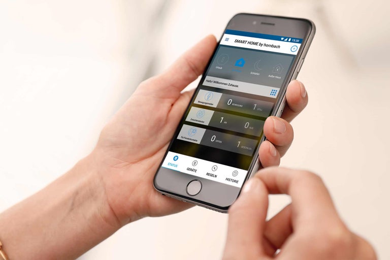 Person bedient die Hornbach Smart Home App auf einem Smartphone.