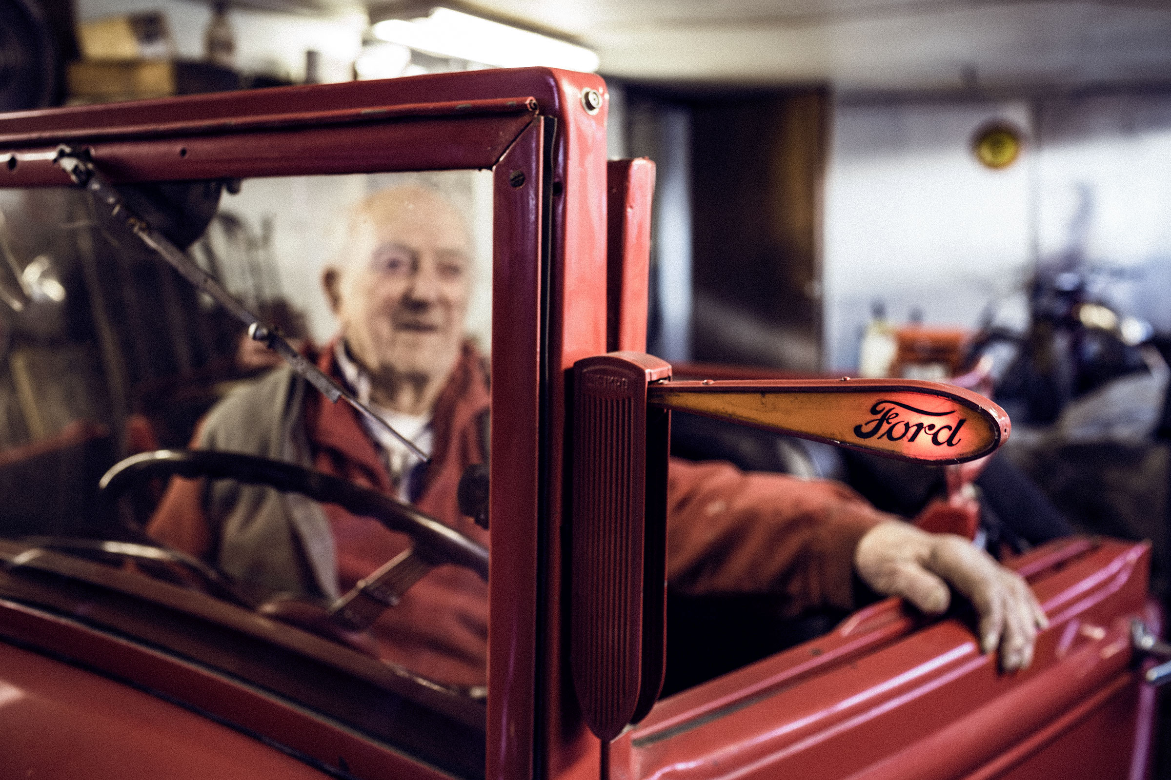 Une voiture ancienne avec un conducteur