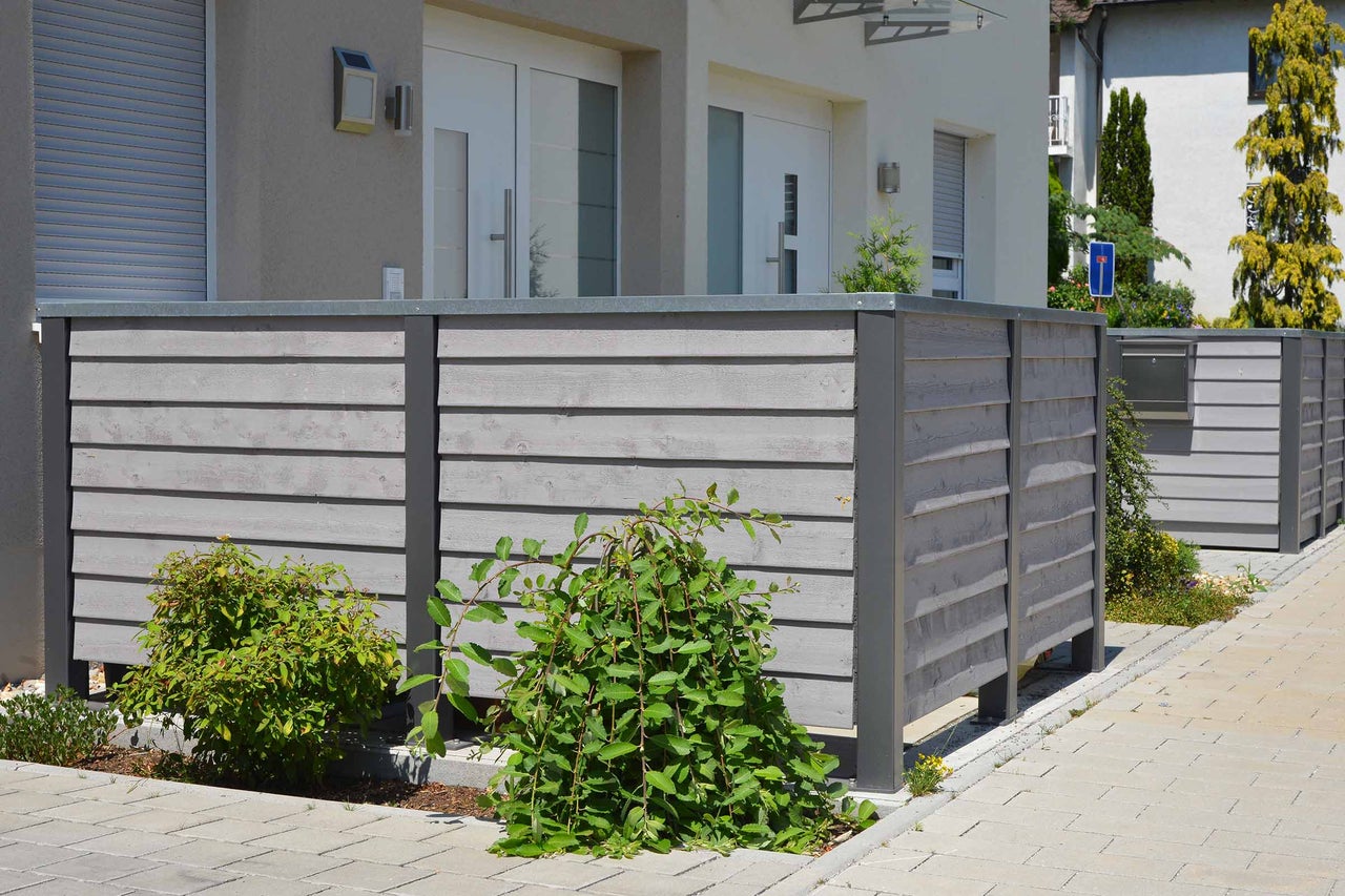 Clôture de confidentialité en bois dans le jardin avant d'une maison