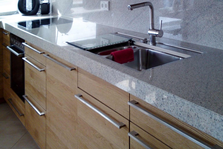 Küchenspüle mit Armatur und Arbeitsplatte