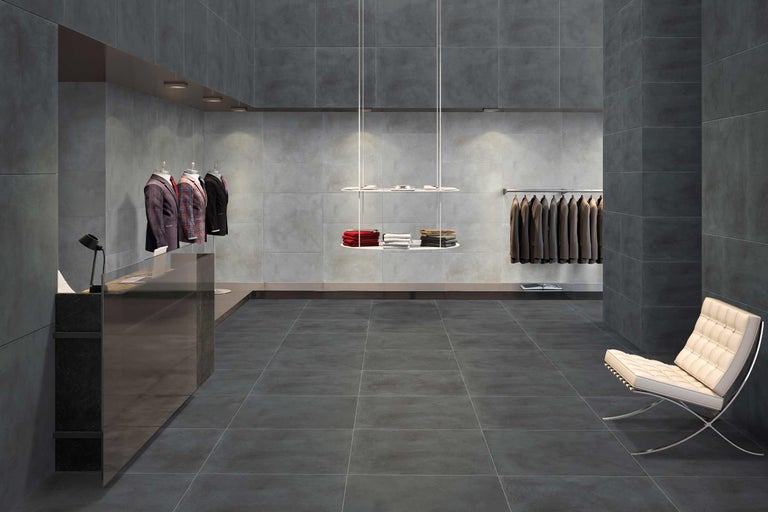 Intérieur de boutique avec carrelage au sol, carrelage mural, vêtements et siège