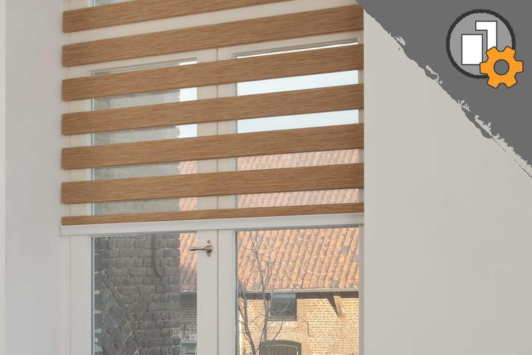 Fenêtre avec store vénitien en bois pour réguler la lumière