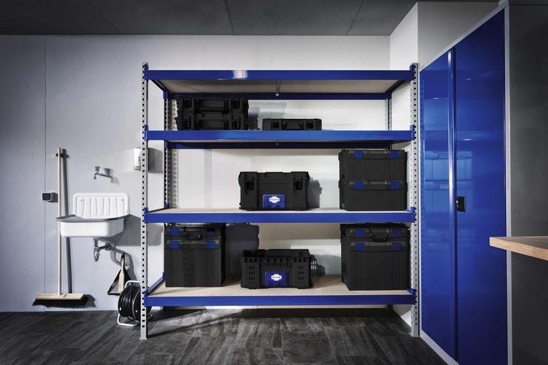 Atelier avec système d'étagères bleu et coffrets d'assortiment